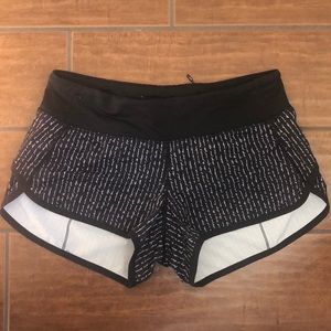 Lululemon Speed Short - Size 4 Mantra Design